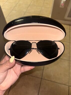 Ray-Ban Black Aviator Sunglasses with Pink-Lined Black Case